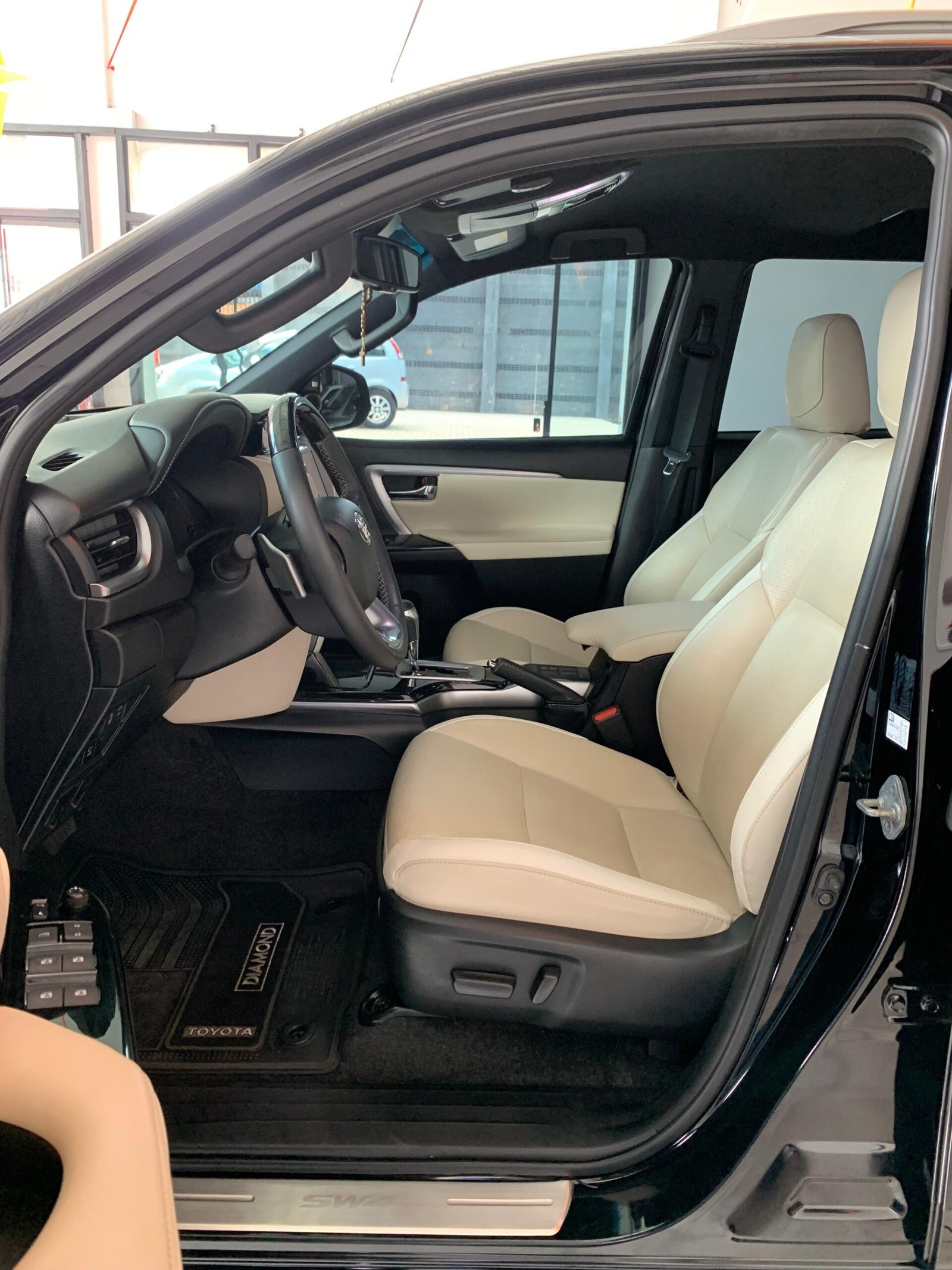 đđ TOYOTA HILUX SW4 DIAMOND 2023/2024 â DIESEL 2.8 â 204 CV â 7 LUGARES ⨠VERSĂO DIAMOND | TOPO DE LINHA | IMPECĂVEL - Imagem 12