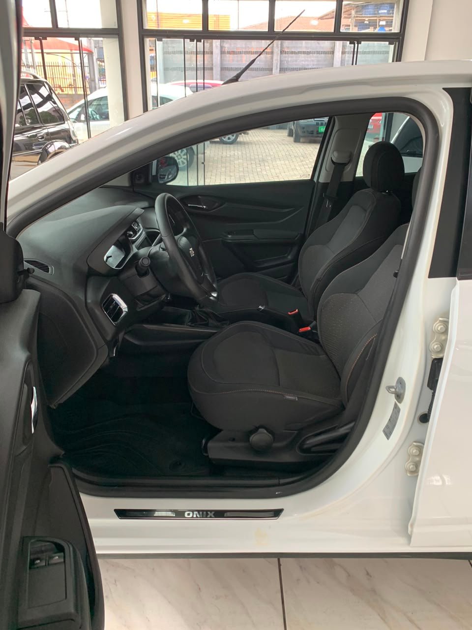 CHEV / ONIX HATCH LT 1.4 MEC - 2014 - Imagem 9