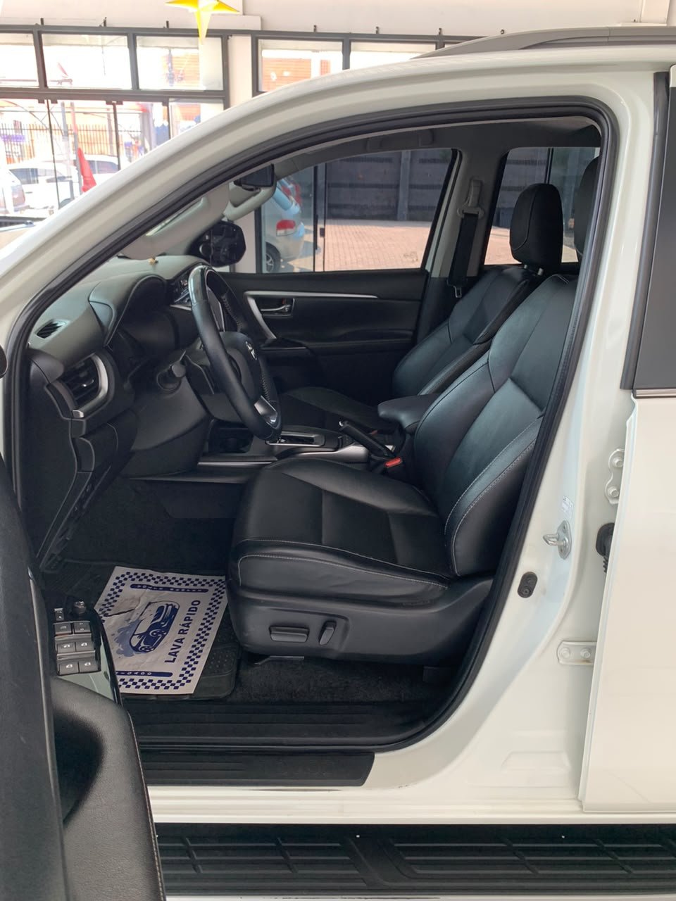 🚙 Toyota Hilux SW4 SRX 4x4 2.8 Diesel 📅 2022 👥 7 lugares - Imagem 10