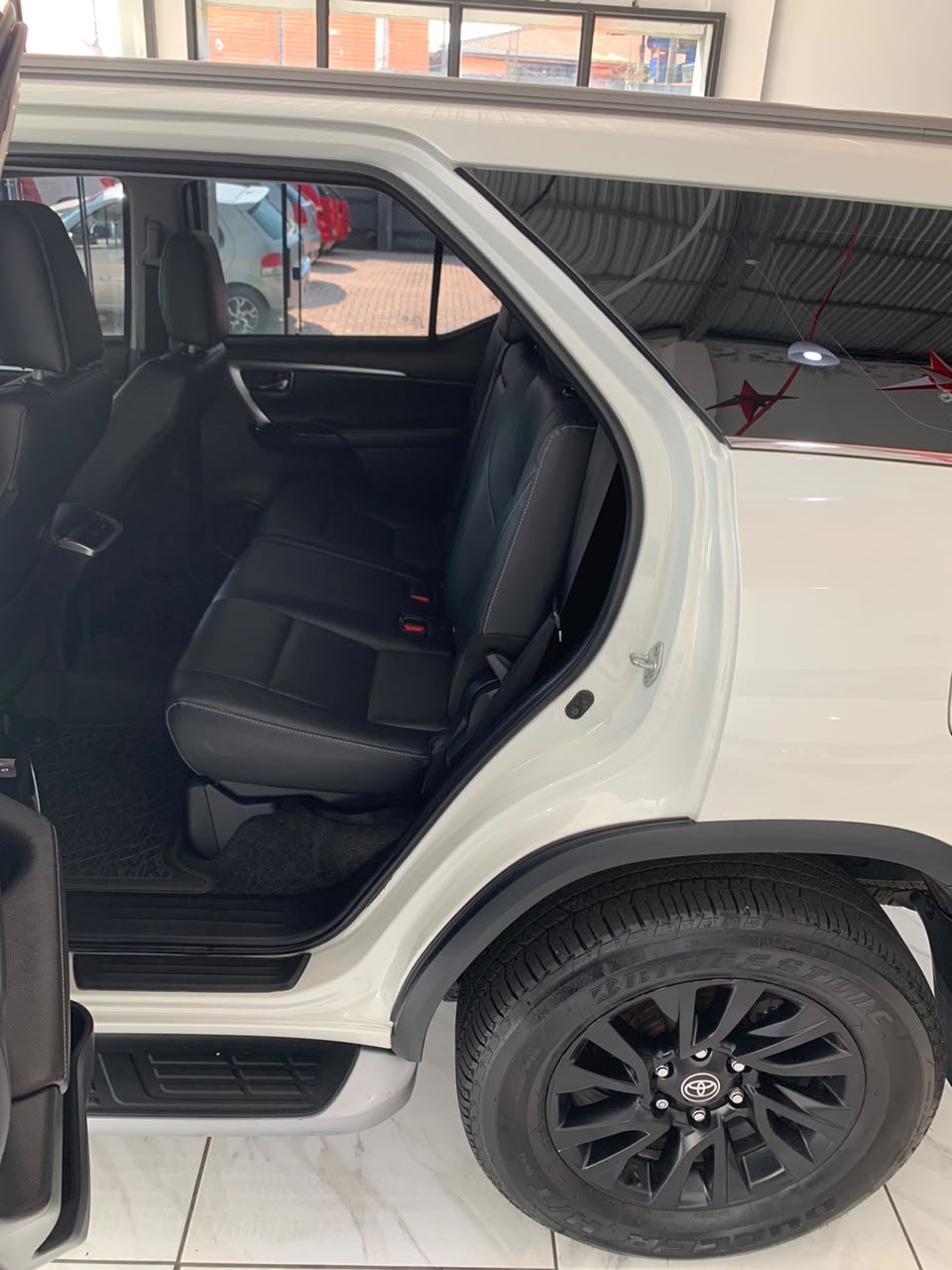 🚙 Toyota Hilux SW4 SRX 4x4 2.8 Diesel 📅 2022 👥 7 lugares - Imagem 11